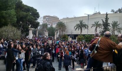 Estudiantes de Secundaria de 16 institutos valencianos en los jardines del MuVim.