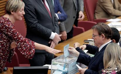 El presidente de la Generalitat, Ximo Puig, durante una votación en las Cortes Valencianas. 