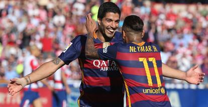 Luis Suárez celebra el tercer gol con Neymar.