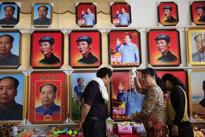 Una tienda vende retratos del exlíder comunista Mao Zedong en su pueblo natal, Shaoshan, en la provincia de Hunan, en el centro de China.