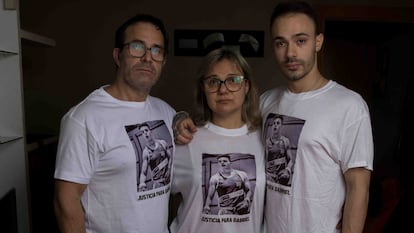 Los padres y el hermano de Gabriel Kraus, boxeador de 20 años asesinado en Madrid.