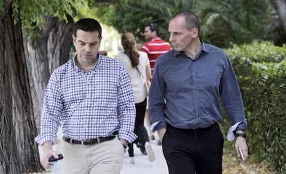 El primer ministro griego, Tsipras, junto al ministro de Economía, Varoufakis, el sábado en Atenas.