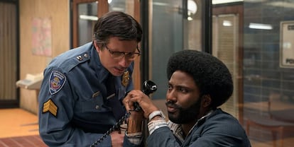 Ken Garito (izquierda) y John David Washington, en 'Infiltrado en el KKKlan'.