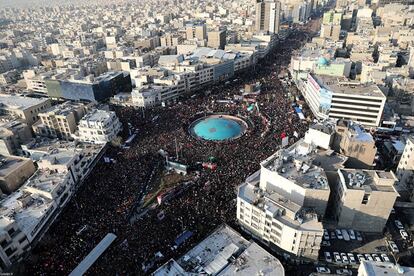 Miles de personas participan en la procesión funeraria por el centro de Teherán (Iran), este lunes.