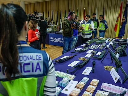 La Policía Nacional muestra a la prensa el dinero y las armas, entre ellas varias de guerra, intervenidos en diciembre del año pasado a una banda de narcotraficantes.