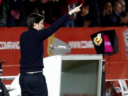 El entrenador del Mirandés, Andoni Iraola, durante el partido de Copa ante el Sevilla. 