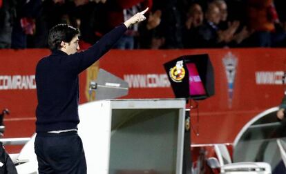 El entrenador del Mirandés, Andoni Iraola, durante el partido de Copa ante el Sevilla.