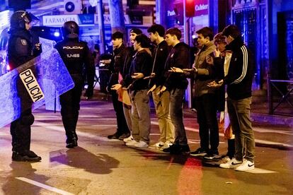 Varios jóvenes detenidos por la policía, durante una manifestación contra la amnistía frente a la sede del PSOE en Madrid.