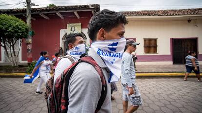 Ciudadanos protestaron en las calles de Granada ante la represión del presidente Ortega.