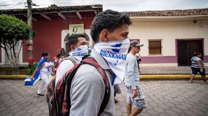 Ciudadanos protestaron en las calles de Granada ante la represión del presidente Ortega. 
 