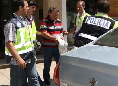 Vicente Hidalgo, empresario de la construcción, al ser detenido ayer en Estepona.