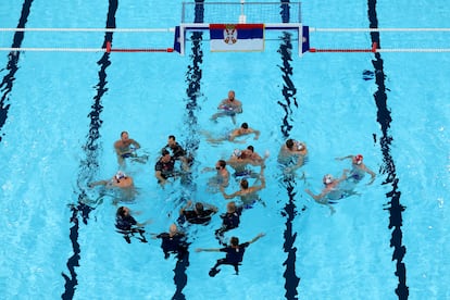 Los jugadores serbios celebran junto al cuerpo técnico la obtención de la medalla de oro en waterpolo masculino, este domingo. 