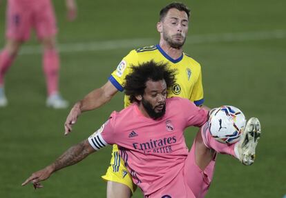 Marcelo del Real Madrid y Filip Malbasic de Cádiz luchan por la posesión de la pelota durante el partido.