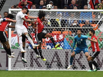 Giménez marca el gol de Uruguay ante Egipto.