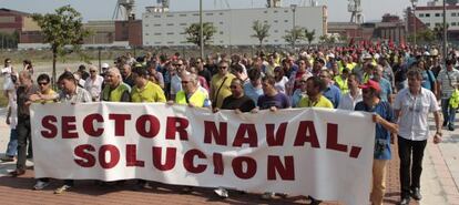 Trabajadores de los astilleros vizcaínos, durante la marcha desde Sestao hasta Santurtzi.
