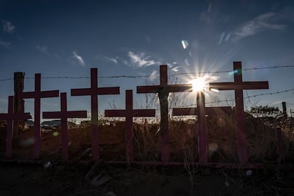 Vista de las cruces rosas colocadas en el cerro de la Colonia Lomas de Poleo, en Ciudad Juárez, Chihuahua, el 26 de enero de 2022, en memoria de decenas de mujeres que fueron asesinadas en la colonia, convirtiéndola en una de las que suponen mayor riesgo para las mujeres.