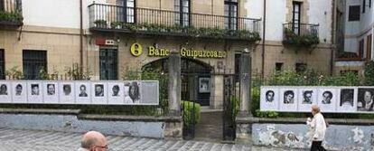 Sucursal del Banco Guipuzcoano en Mondragón, con la fachada cubierta con fotos de etarras.