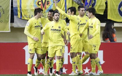 Jugadores del Villarreal celebran el gol marcado en propia puerta por el defensa del Granada Diego Mainz.