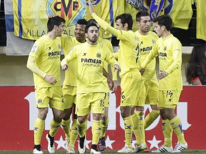 Jugadores del Villarreal celebran el gol marcado en propia puerta por el defensa del Granada Diego Mainz.