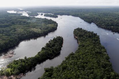Vista aérea del río Uaupes durante una operación para vacunar a las comunidades indígenas en el Alto Río Negro en la Amazonia brasileña.