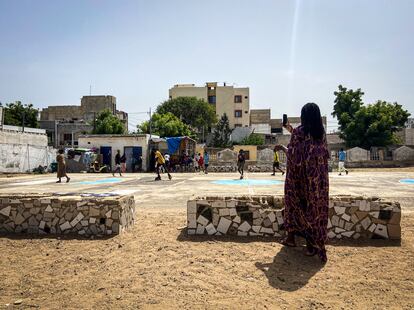 Maïmouna Elle Traoré hace una fotografía de un grupo de jóvenes en el barrio Sicap-Amitie, de Dakar, el 27 de octubre de 2024.