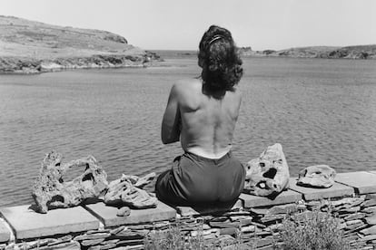 Gala Dalí posando sin camiseta en su casa de Cadaqués en 1955.