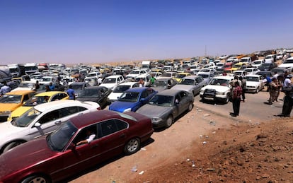 Ciudadanos iraquíes abandonan sus casas en la provincia de Nineveh. En la imagen, decenas de coches en el control de Aski Kalak, a 40 kilómetros de erbil, capital del Kurdistán iraquí.