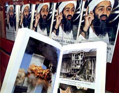 Uno de los expositores con una biografía de Bin Laden, de los autores Michael Pohly y Khalyd Duran, en la Feria de Francfort.