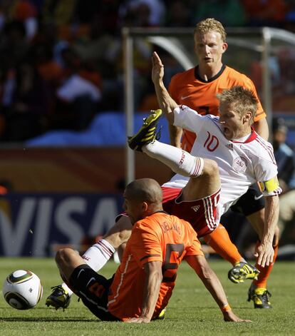 El danés Martin Jorgensen es derribado por el holandés Nigel de Jong durante el partido.