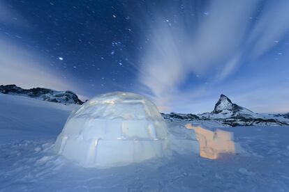 Un iglú frente a la montaña Matterhorn, en Zermatt (Suiza).