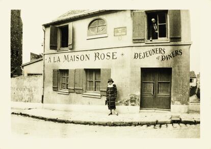 Fotografía de Ramon Pichot y Laure Gargallo, Germaine, delante de La Maison Rose en 1923. 