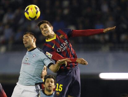 Bartra salta por un balón ante Charles.