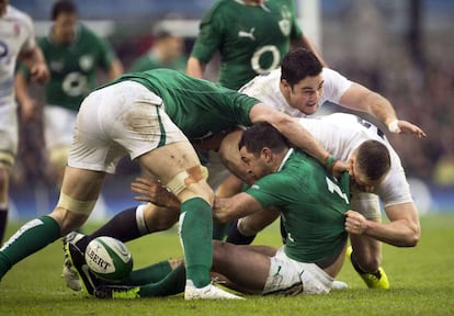 Los jugadores de Inglaterra e Irlanda pelean por el balón.