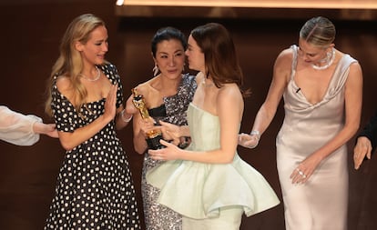 Emma Stone receives the Oscar from five other Oscar-winning actresses.