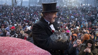John Griffiths, del Club de la Marmota, sostiene a "Punxsutawney Phil", la marmota que predice la duración del invierno, durante la celebración del 1340º Día de la Marmota en Knobbler's Knob, Punxsutawney.