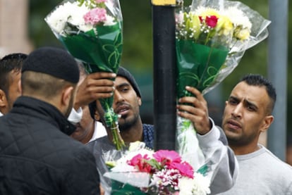 Vecinos de Winson Green, en Birmingham, colocan flores en el lugar en el que fueron atropellados tres musulmanes la noche del martes.