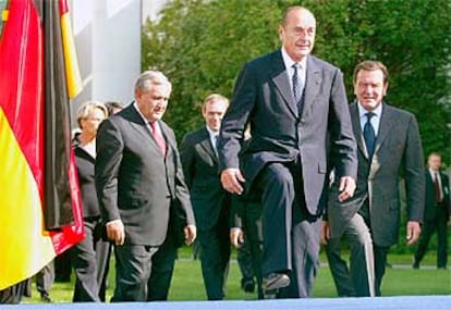 Jacques Chirac, el jueves en Berlín, observado por Raffarin (izquierda) y Gerhard Schröder.