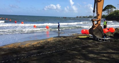Trabajos en playa para la preparación e instalación del cable submarino de Telxius (Filial de Telefónica) en la cámara de playa (Beach Manhole).