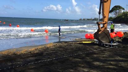 Trabajos en playa para la preparación e instalación del cable submarino de Telxius (Filial de Telefónica) en la cámara de playa (Beach Manhole).