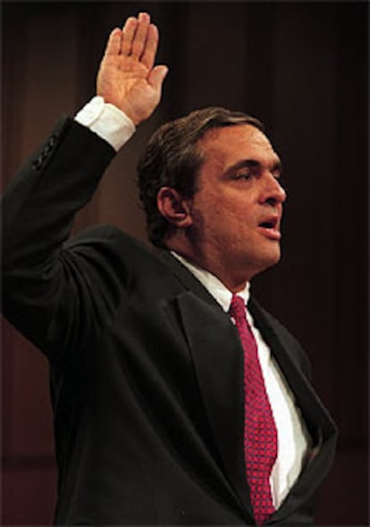 El director de la CIA, George Tenet, presta declaración ante el Congreso.