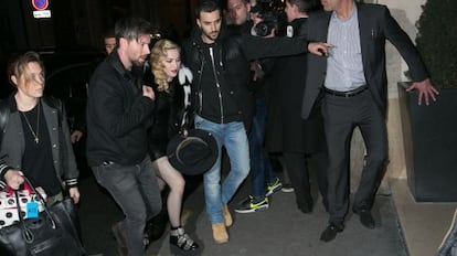 Madonna, protegida por su seguridad esta semana en París.