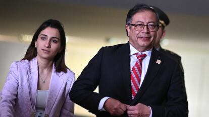 Laura Sarabia y Gustavo Petro salen de una reunión de una cumbre suramericana celebrada en Brasilia (Brasil), en mayo de 2023. 