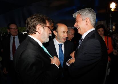 Juan Luis Cebrián, Alfredo Pérez Rubalcaba y Javier Moreno, en la entrega de los premios.