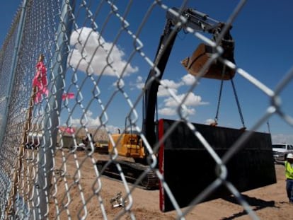 Trabajos para reforzar la frontera entre EE UU y M&eacute;xico a la altura de Sunland Park.