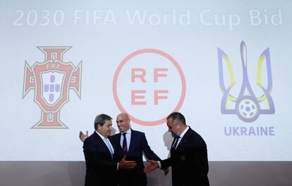 Luis Rubiales, presidente de la RFEF, entre Andriy Pavelko, presidetende de la federación ucrania, y Fernando Gomes, dirigente de la lusa, este miércoles en Nyon después de confirmar la inclusión de Ucrania en la candidatura para el Mundial 2030.