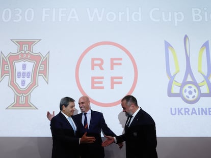 Luis Rubiales, presidente de la RFEF, entre Andriy Pavelko, presidetende de la federación ucrania, y Fernando Gomes, dirigente de la lusa, este miércoles en Nyon después de confirmar la inclusión de Ucrania en la candidatura para el Mundial 2030.