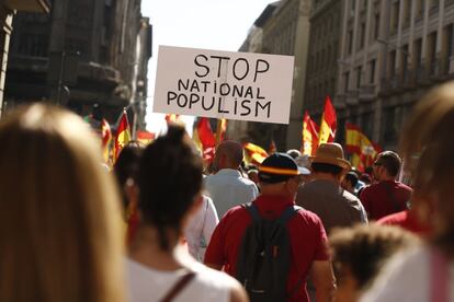 "Paremos el populismo nacionalista" es uno de los carteles de la manifestación.
