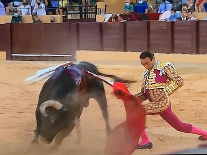 Enrique Ponce, en el inicio de faena a su primer toro.