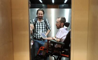 Iglesias y Echenique, en un ascensor del Congreso.