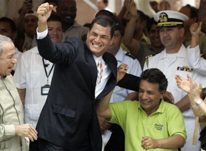 Rafael Correa, izquierda, celebra con su compañero de candidatura Lenin Moreno los primeros sondeos.